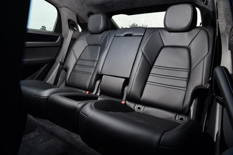 Интерьер Porsche Cayenne Coupe 2019 года  (UK) (фото 16 из 40)